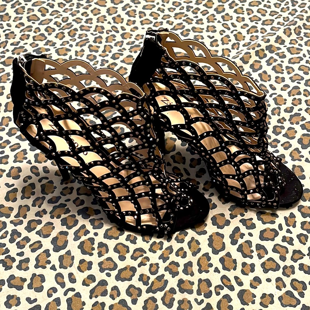 Cut-out Sandals w/stones